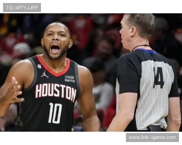 开拓者客场激战火箭新星闪耀双方鏖战四节上演逆转好戏