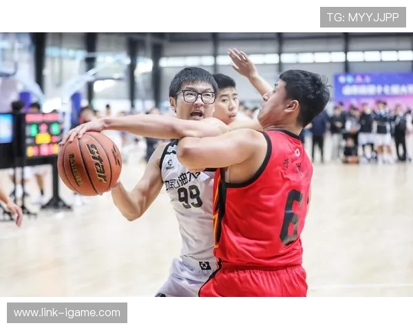 以篮球为纽带探索团队协作与青春拼搏的力量