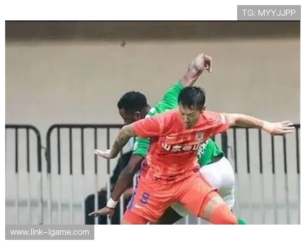 山东泰山迎强敌鏖战赛场激烈对决胜负悬念引球迷热议